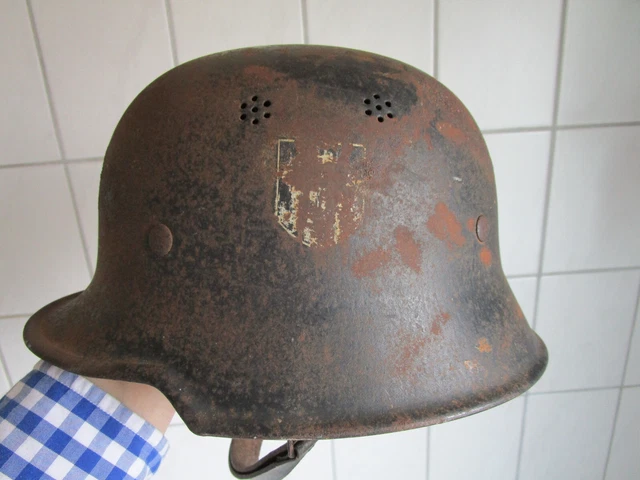 Feuerwehr-Stahlhelm,Helm 2.WK schwarzer Stahlhelm mit Kinnriemen Dachbodenfund!