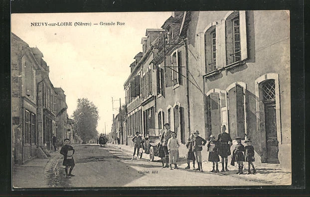 CPA Neuvy-sur-Loire, Grande Rue