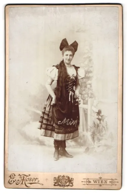 Fotografie E. Moser, Wien, Grumpendorferstr. 161, Portrait junge Frau im Kostüm