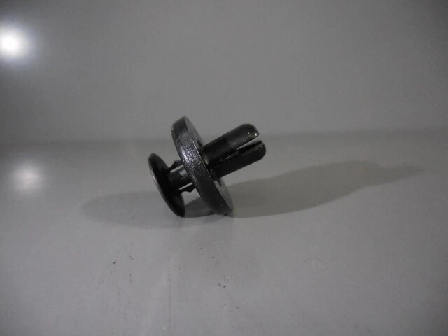 Genuine Toyota Fender Ledge Cover Upper Clip 90467-07215