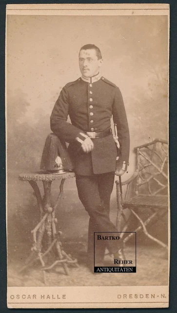 Foto ca. 1900 Dresden Soldat mit Bajonett u Pickelhaube Sachsen mit Paradebusch