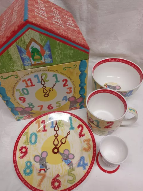 Nuevo en caja Juego de placas de nogal Dickory Dickory Dock Queens by Churchill Little Rhymes