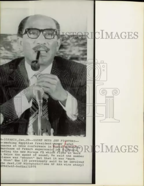 1975 Press Photo Egypt's Anwar Sadat makes statement at Paris news conference.