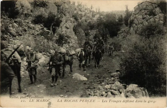 CPA AK La Roche Percee - Les Troupes Defilant dans la Gorge MAROC (964098)