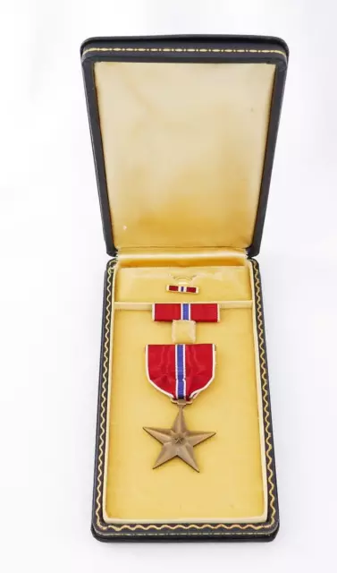 WWII U.S. NAVY MARiNE CORPS BRONZE STAR MEDAL BAR PiN LAPEL BUTTON CASE USN USMC