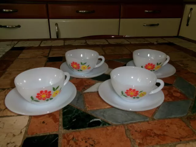 4 tasses à café avec  soucoupes ARCOPAL  fleurs vintage