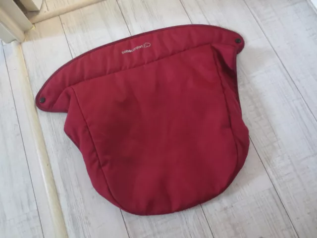 Un TABLIER COUVRE PIEDS bébé confort, coloris rouge, nacelle streety fix