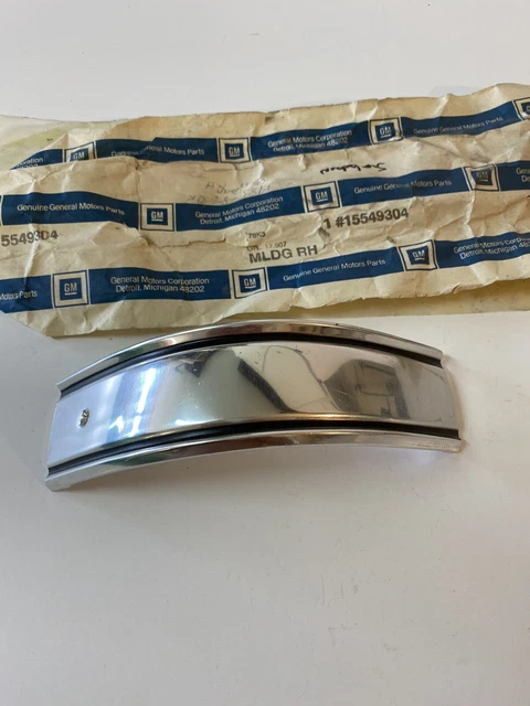 1985 - 1988 General Motors Suburban Rear Cab Corner Molding Trim 15549304 NOS