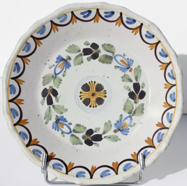 ASSIETTE ANCIENNE EN FAIENCE POPULAIRE - MOTIF FLEURI  - D 23,5 cm