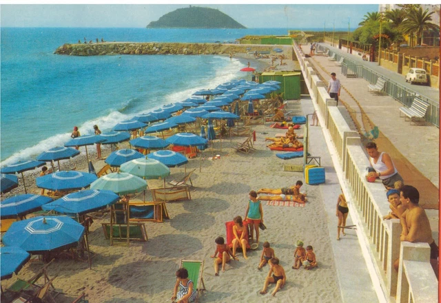 1975 Albenga Passeggiata C. Colombo E Spiaggia Animatissima