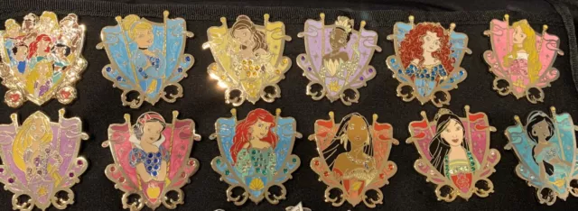 Lot de 12 Pins Disneyland Médaillons Écussons Princesses
