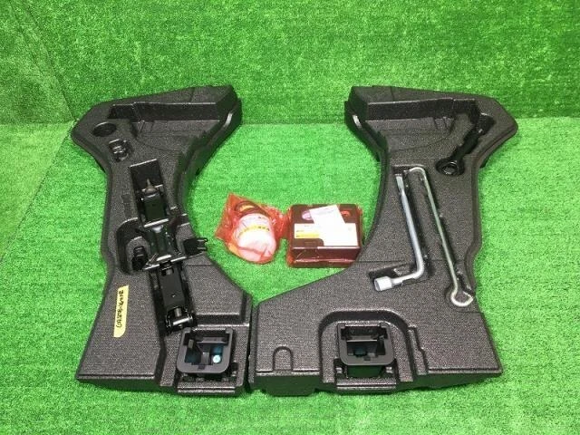 TOYOTA PRIUS 2016 DAA-ZVW55 Kit attrezzi [usato] [PA58922194]