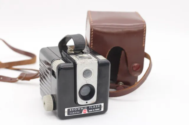 Alte Kodak Brownie Flash Kamera schwarz Made in France Vintage mit Lederetui
