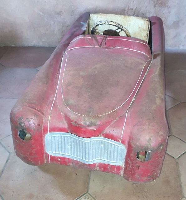 Rare voiture à pédales ancienne en tôle. C'est une Ariane de Morellet Guerineau Simca 1962, en bon état général. Dimensions 1 m de long X 50 cm de large X42 cm de