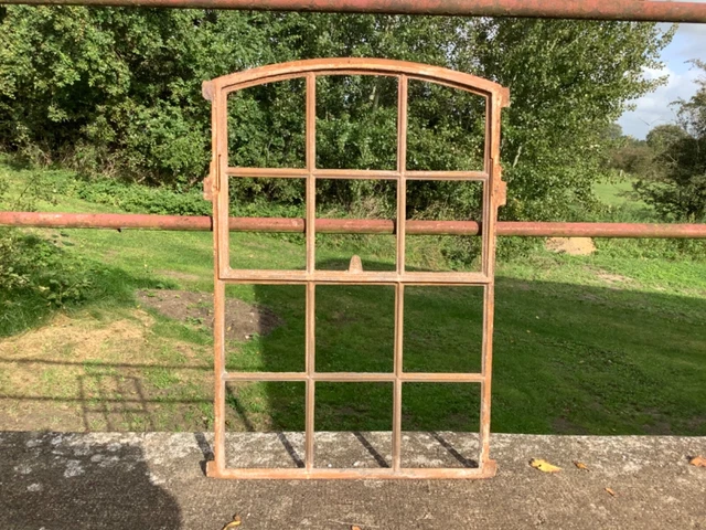 Antikes Stallfenster aus Gusseisen, mit Kippöffnung, Gussfenster, 94cm x 62,5cm