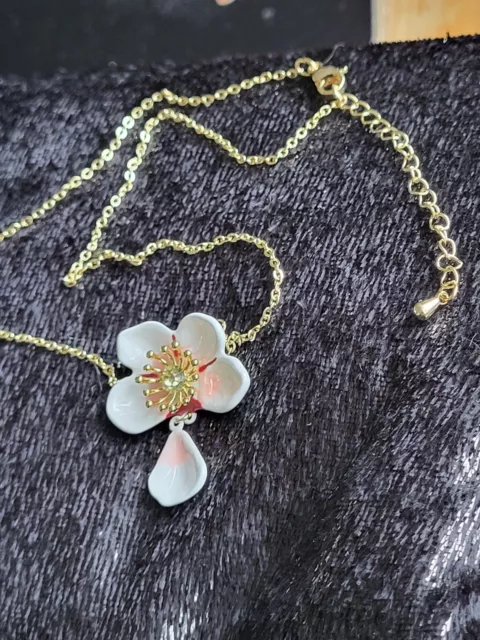 les Nereides style japanese White cherry blossom Pendant necklace