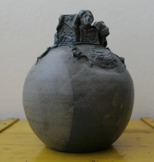 Joli Vase Boule En Gres Decor Atypique Signe A Identifier