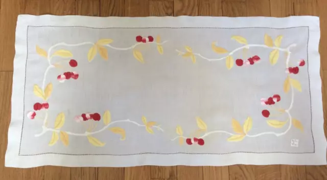 Grand napperon ancien en coton blanc brodé mains de cerises avec un jour échelle