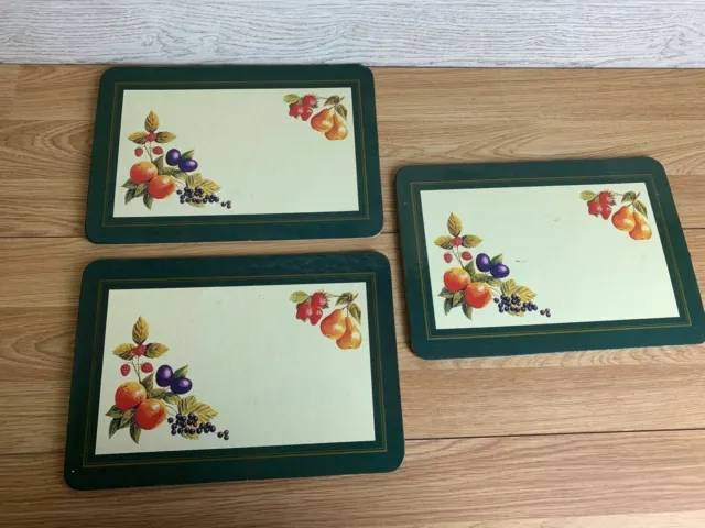 3 x tapetes de lugar con respaldo de corcho verde y patrón de fruta crema