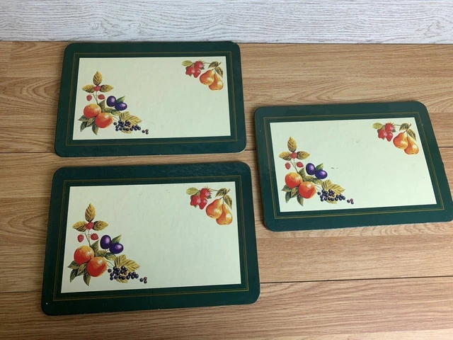 3 x tapetes de lugar con respaldo de corcho verde y patrón de fruta crema