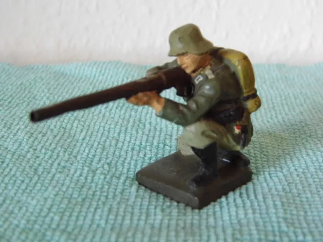 Soldat, hockend , mit Gewehr schießend, Lineol, Serie 7,5 cm, Hausser ???