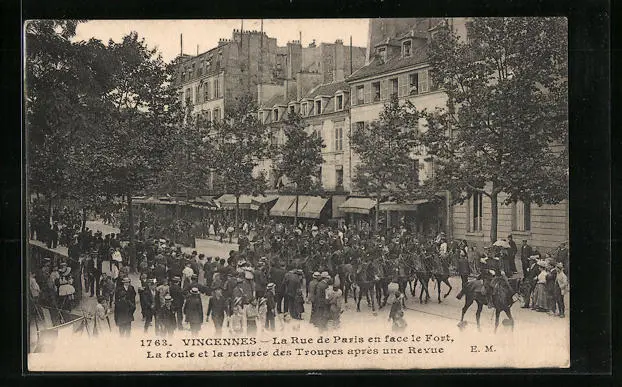 CPA Vincennes, La Rue de Paris en face le Fort, La foule et la rentrée des Trou