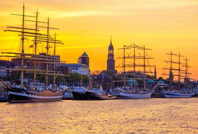 Leinwandbild: Segelschiffe an den Landungsbrücken im Hafen Hamburg  Fotos Bilder