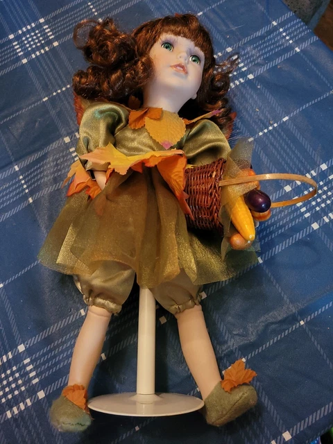 heritage signature collection porcelain doll Lisa Leaf 91068 With stand