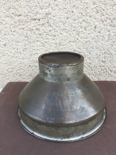 2 entonnoirs anciens en métal à nettoyer et restaurer