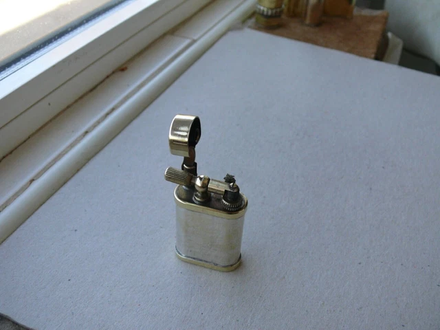 ancien briquet à essence CHARLEY. Laiton ancien briquet à essence CHARLEY. Laiton