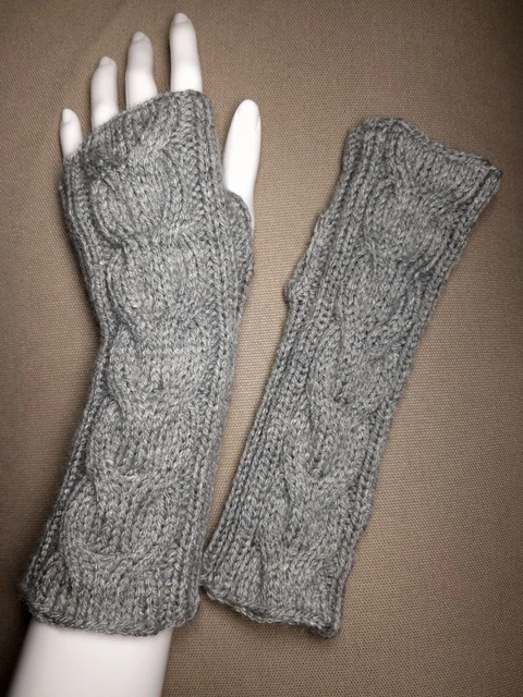 Armstulpen Pulswärmer mit Daumenloch handgestrickt grau Zopfmuster II, 21 cm
