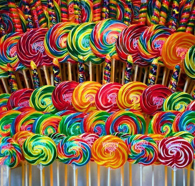 LOLLIPOPS 50 x 30g RAINBOW SWIRLY LOLLIES KIDS XMAS PARTY BAGS CAKE TOPPER  HALAL