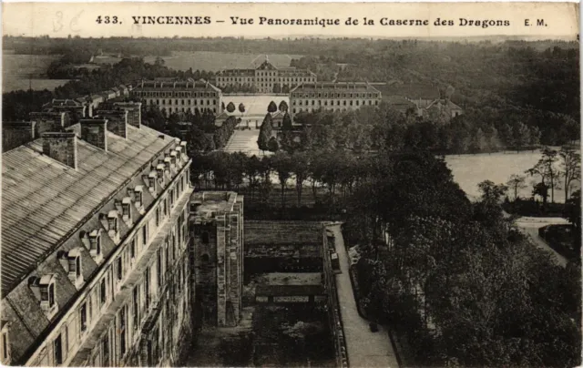 CPA Vincennes - Vue Panoramique de la Caserne des Dragons (259962)