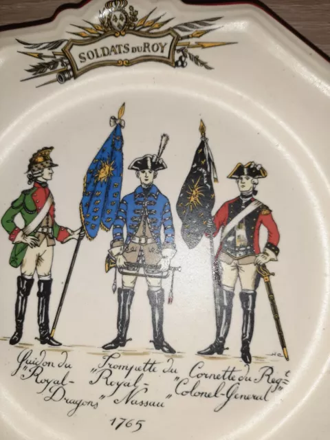 Ancienne assiette faience de St clément soldats du roy édition 3000 exemplaire 2