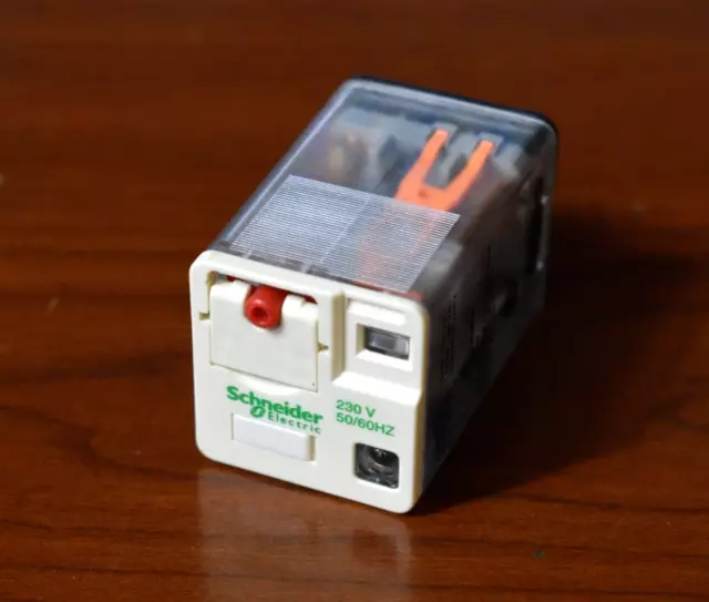 Schneider Electric RUMC2AB2P7 Universal Plug-In Relay 230V