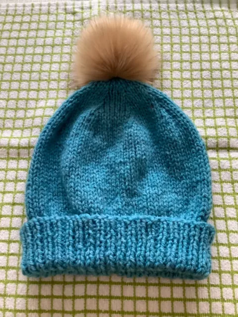 Chapeau femme tricoté à la main avec fausse fourrure pom pom - bleu