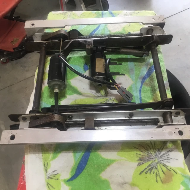 power seat base for 94-97 Mustang motors work needs adjuster gears. Doesn’t incl
