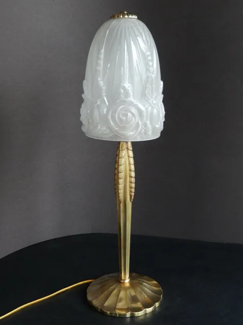 BACCARAT et HETTIER &VINCENT, une grande lampe en bronze et cristal de Baccarat.