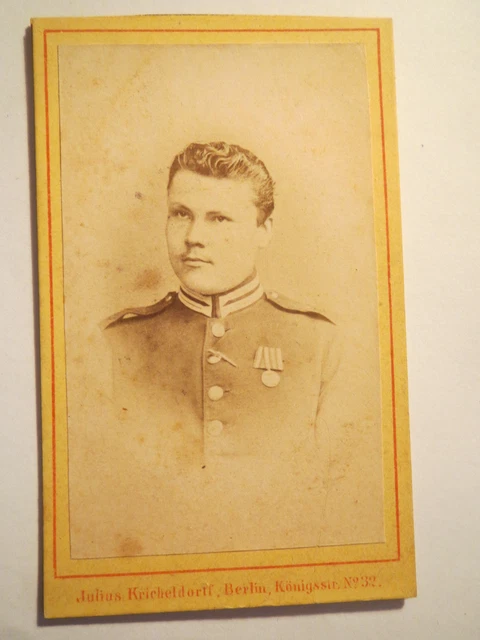 Berlin - Soldat in Uniform mit Orden - Portrait / CDV