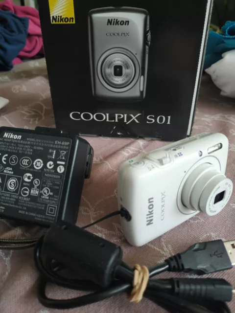 Nikon Coolpix S01 10,1MP Y2K Digital Camera White/Blanc + Boîte + Chargeur