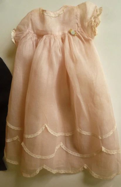 BELLE ROBE ANCIENNE EN MOUSSELINE  ET CAPE  pour POUPEE ANCIENNE