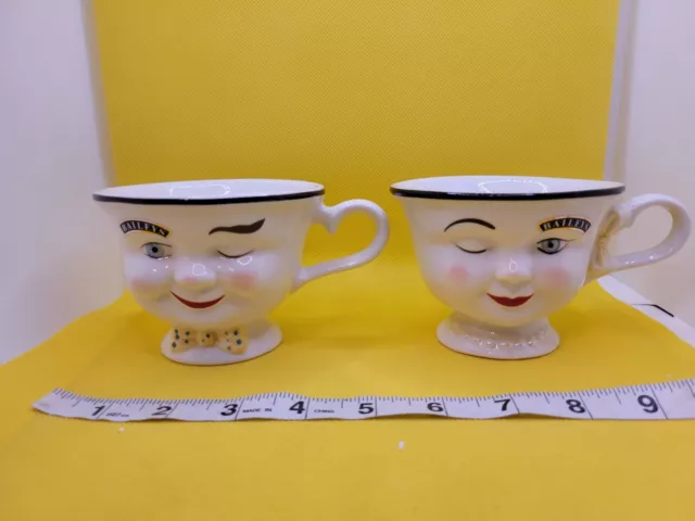 Crema irlandesa Red Robin Baileys SU cara guiñando el ojo ¡Yum! Par de tazas