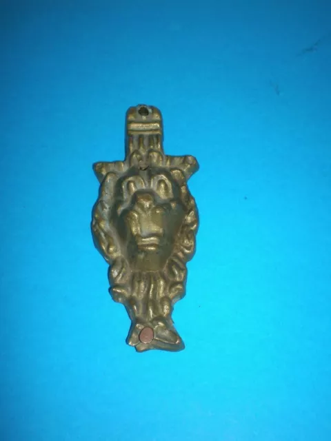 Placa / figura de bronce griego antiguo con cabeza de león del siglo XIX