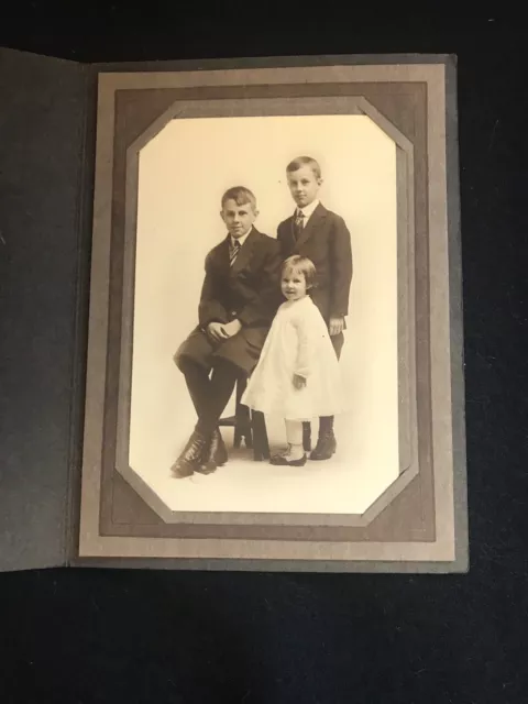 3 Kids Portrait Mounted In Holder Early 1900s Cabinet Card Photo Poughkeepsie NY