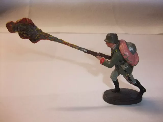 y1 Massefigur Lineol Elastolin Figur Wehrmacht 2. Wk Soldat mit Flammenwerfer