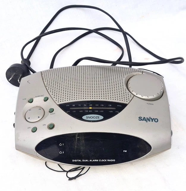 SANYO LED CLOCK Radio RM-6025 Silver AM/FM Tuner Snooze