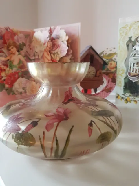 Beau vase Art Nouveau  irisé  peint de violettes signé M.G 2