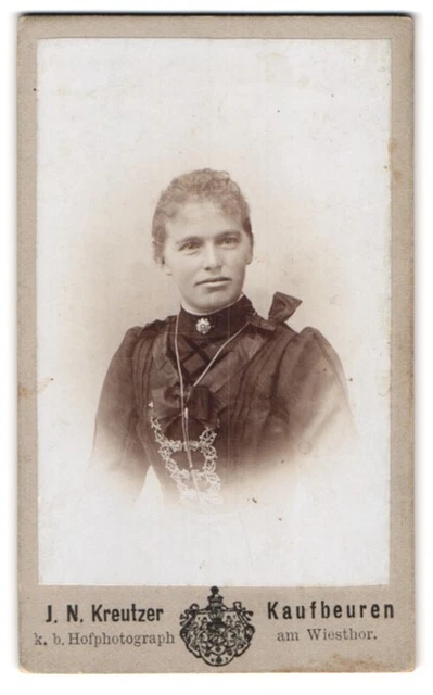 Fotografie J. N. Kreutzer, Kaufbeuren, Am Wiestor, Junge Frau mit im verzierten