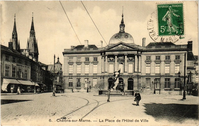CPA CHALONS-sur-MARNE - La Place de l'Hotel de Ville (742858)