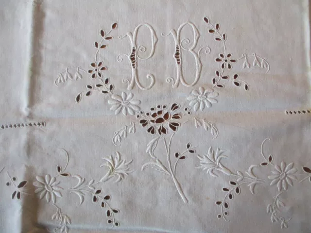 Drap N°407 ancien en fil de lin beau retour fleurs monogramme PB  235 X 317 Cm